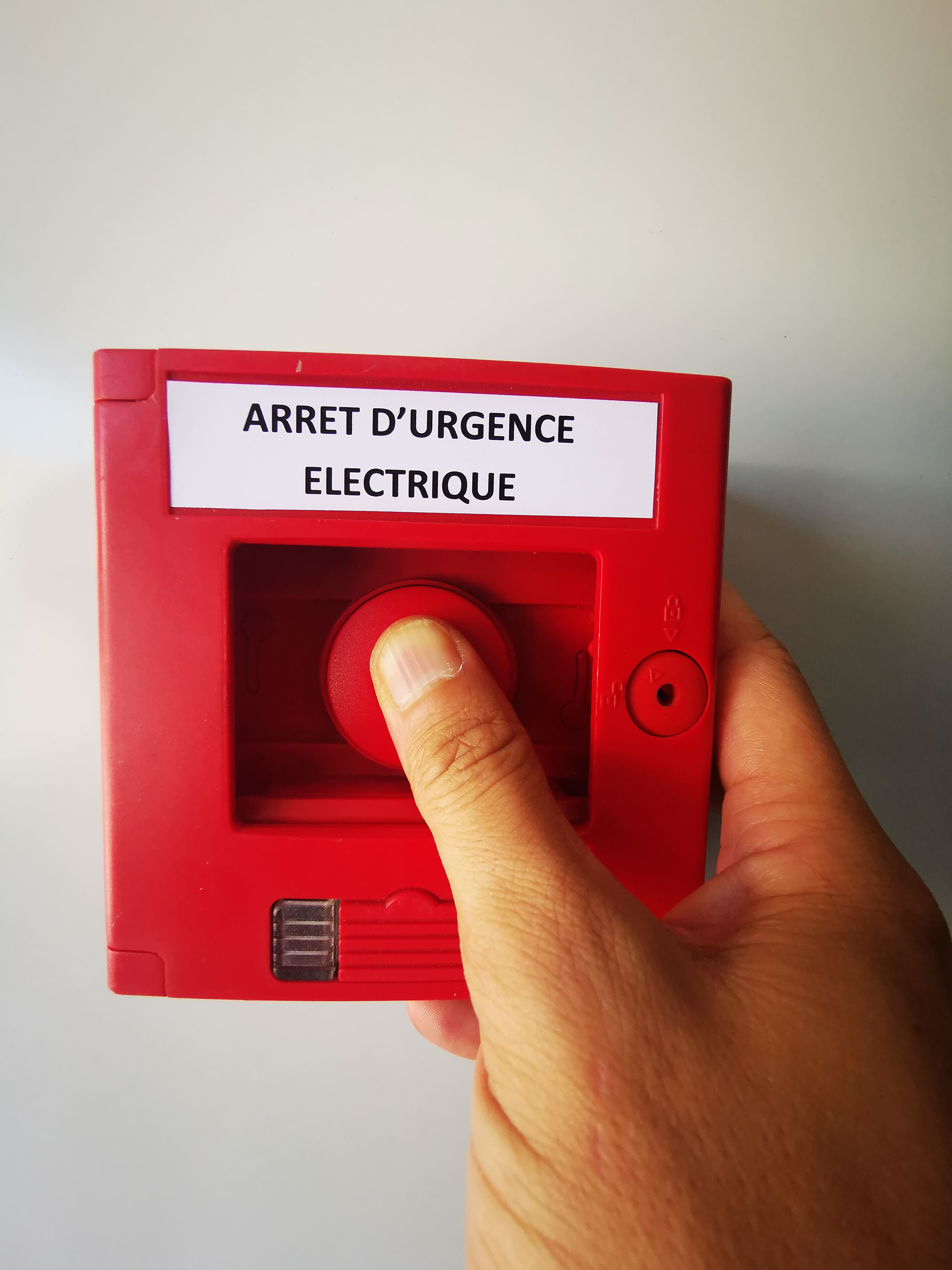 Bouton-arret-urgence-electrique Bouton d'arrêt d'urgence électrique